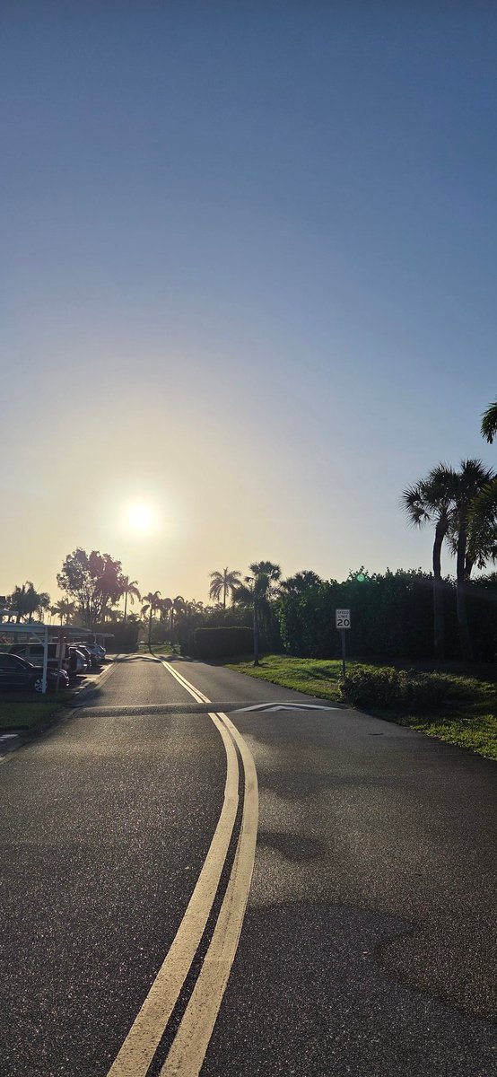 fitzyok's tweet image. Maidin brothallach eile i Florida agus sinn ag fágaint slán (another sultry morning as we're heading off). I bhfad níos fuaire❄️❄️ i mBoston agus bhí fáilte roimh cupán deas caife te(much colder in Boston and a hot cuppa welcome). 
#100DaysofGaeilge #100daysofwalking