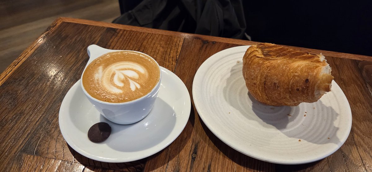 fitzyok's tweet image. Maidin brothallach eile i Florida agus sinn ag fágaint slán (another sultry morning as we're heading off). I bhfad níos fuaire❄️❄️ i mBoston agus bhí fáilte roimh cupán deas caife te(much colder in Boston and a hot cuppa welcome). 
#100DaysofGaeilge #100daysofwalking