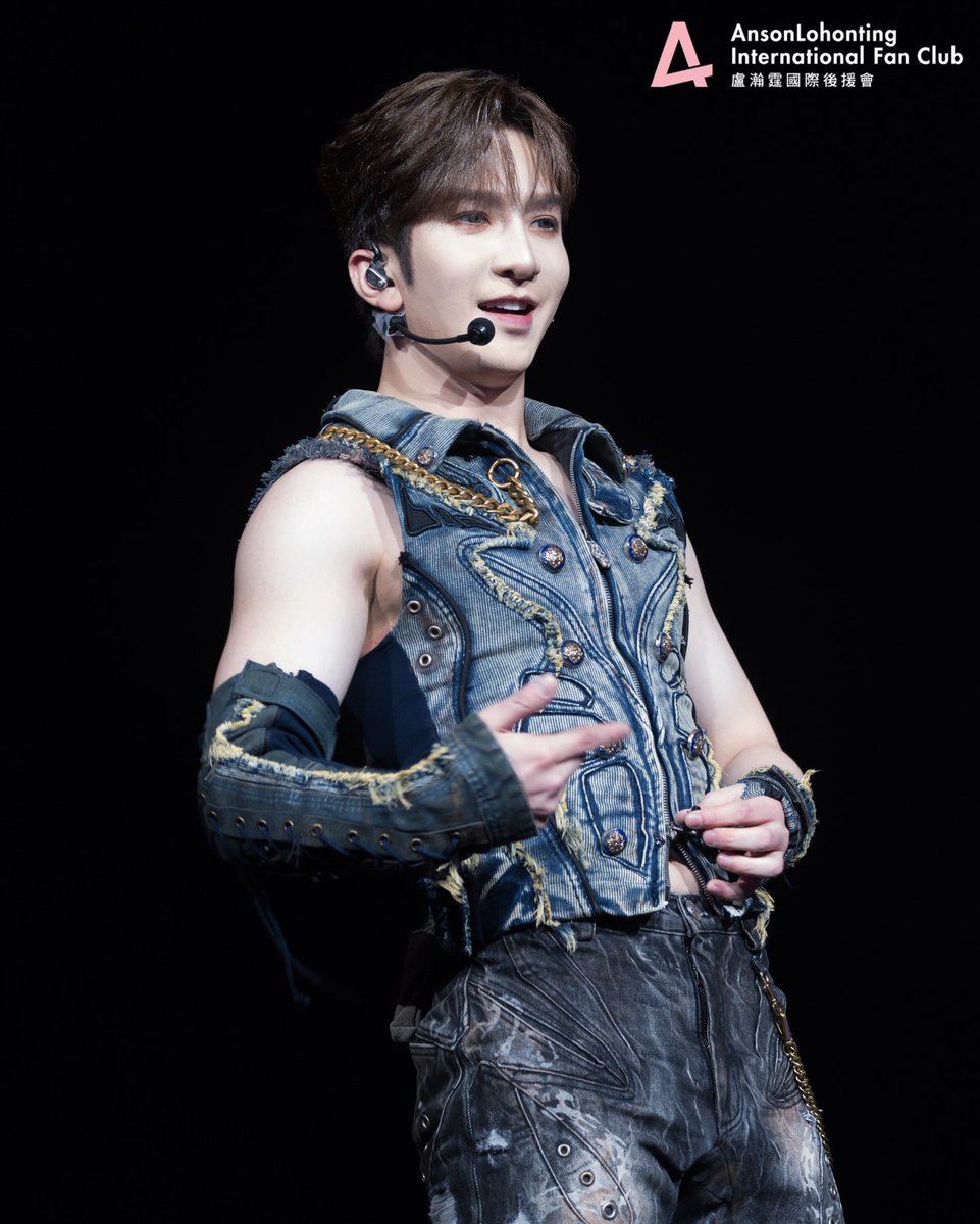 ansonlo_intl_fc's tweet photo. 2026.04.04-2026.04.05 《MUSIC UNBOUNDED LIVE MACAU》👱🏻‍♂️📸

デニムルックがカッコいい～😚
それにその強い眼差し、もう最高😍
•
全力応援👶🏻♥️👱🏻‍♂️
⁡
@ansonlo_intlfc 
@MIRROR_weare 
#盧瀚霆 #AnsonLo #教主
#MusicUnboundedLiveMacau
#アンソン・ロー https://t.co/K86D2pJfAH