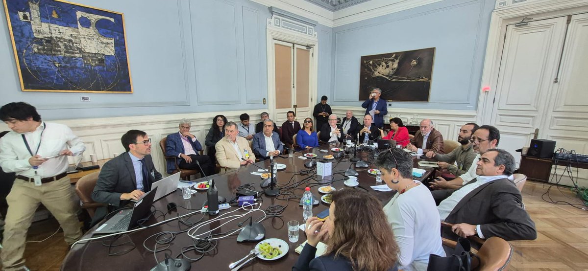 Claupascualgrau's tweet photo. Como comités de senadores/as de oposición, hoy lunes sostuvimos reunión con economistas para coordinar diálogo político técnico que enfrente anuncios de actual gobierno. El país no está en quiebra ni se cae a pedazos, no podemos traspasar costos de alzas a las familias. https://t.co/3fZTqVVzou