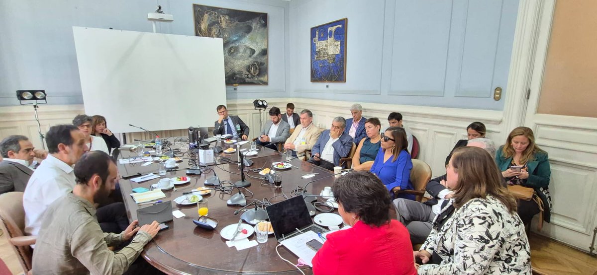 Claupascualgrau's tweet photo. Como comités de senadores/as de oposición, hoy lunes sostuvimos reunión con economistas para coordinar diálogo político técnico que enfrente anuncios de actual gobierno. El país no está en quiebra ni se cae a pedazos, no podemos traspasar costos de alzas a las familias. https://t.co/3fZTqVVzou