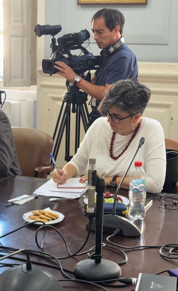 Claupascualgrau's tweet photo. Como comités de senadores/as de oposición, hoy lunes sostuvimos reunión con economistas para coordinar diálogo político técnico que enfrente anuncios de actual gobierno. El país no está en quiebra ni se cae a pedazos, no podemos traspasar costos de alzas a las familias. https://t.co/3fZTqVVzou
