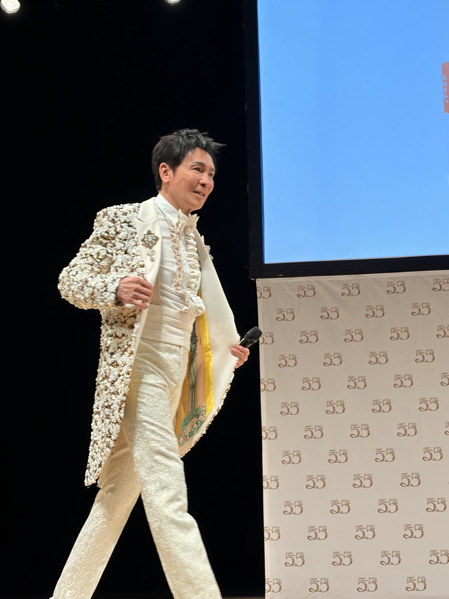 上手下手、ステージあちこち衣装の裏地を…可愛いひろみさんでした