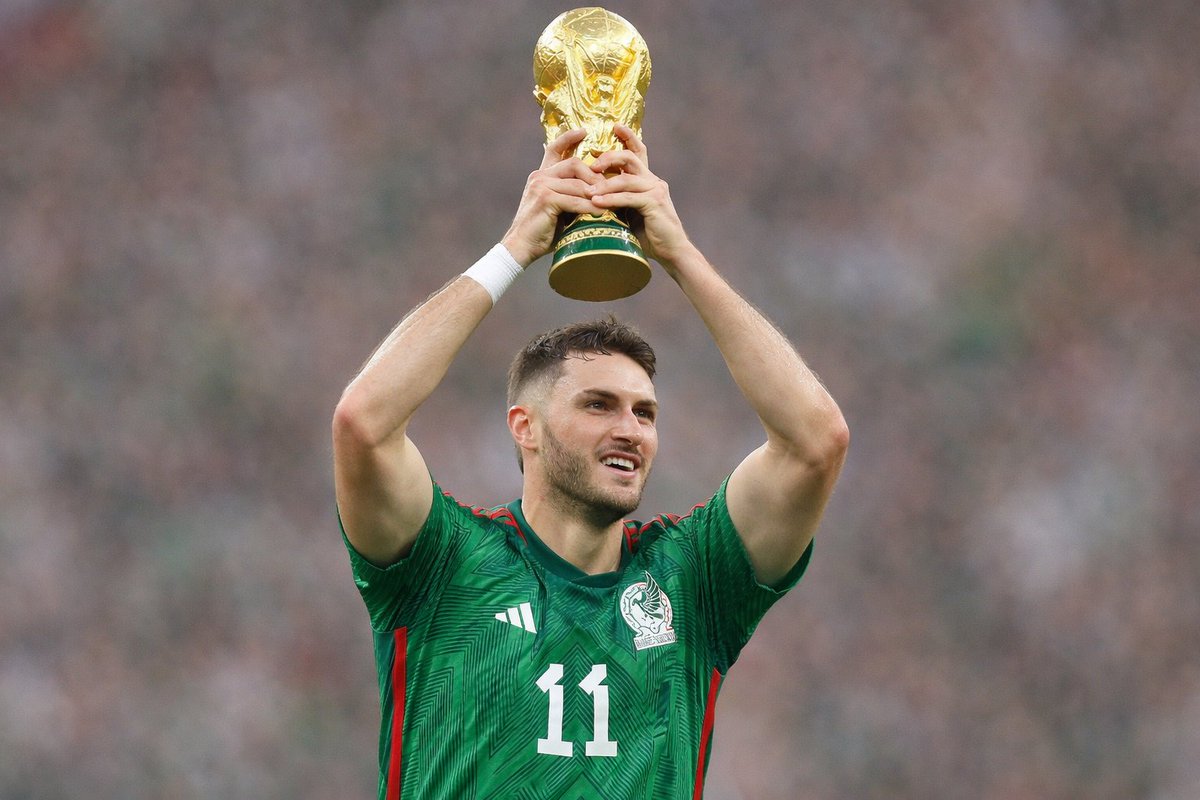 Santiago Giménez debe ir al mundial sí o sí.

Juega en una de las mejores ligas del mundo. 
Está probado también en Champions. 

Tiene 24 años, hoy más que nunca se necesita pensar también en lo que viene.

Es cuestión de una buena racha.

Jugar en el Milán >>>>>>>>>