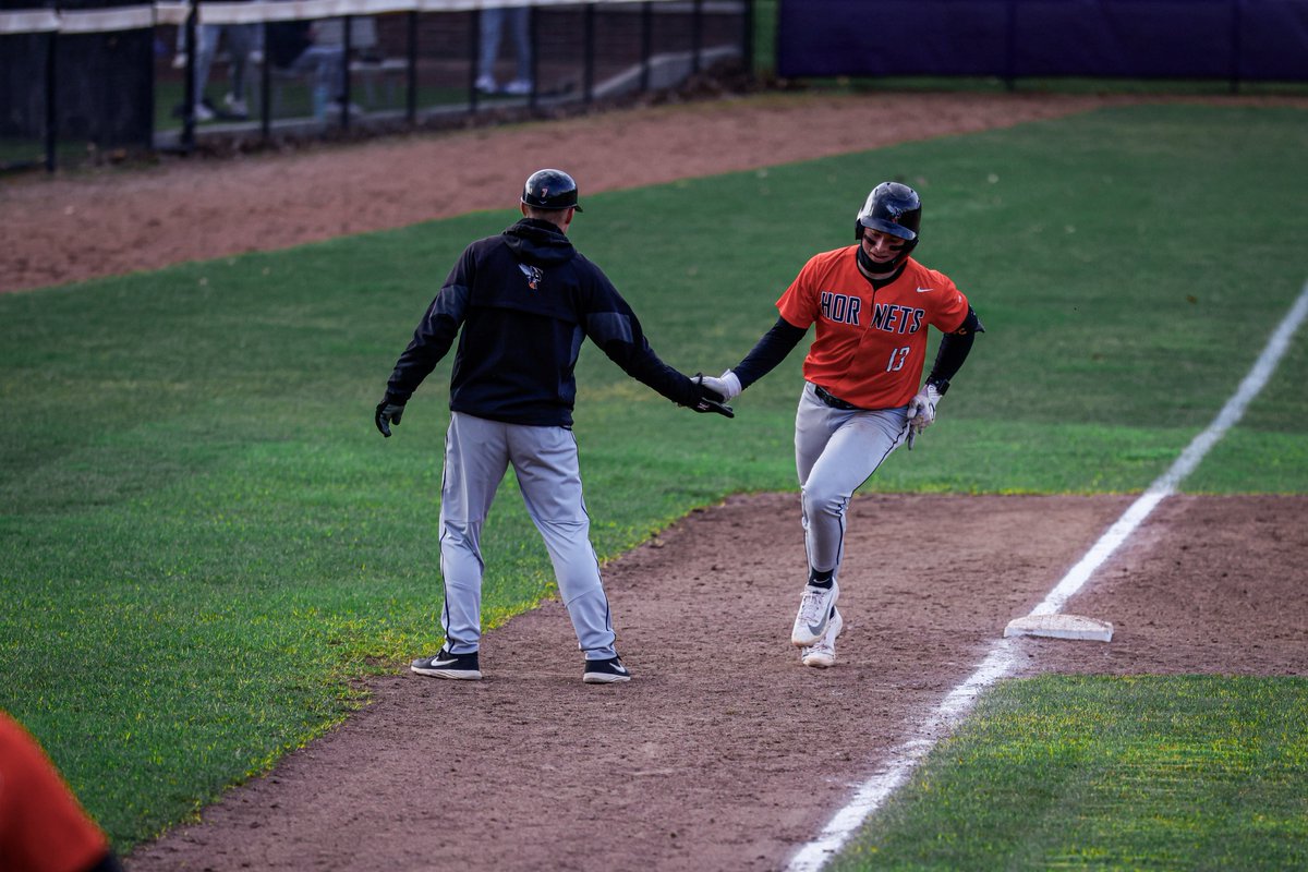 kzoobaseball's tweet photo. HORNETS ANSWER BACK. 💥

Caleb Moore homers to right field to give Kalamazoo an 8-7 lead in the 8th inning! 🐝⚾️ https://t.co/v2phAsc3HB
