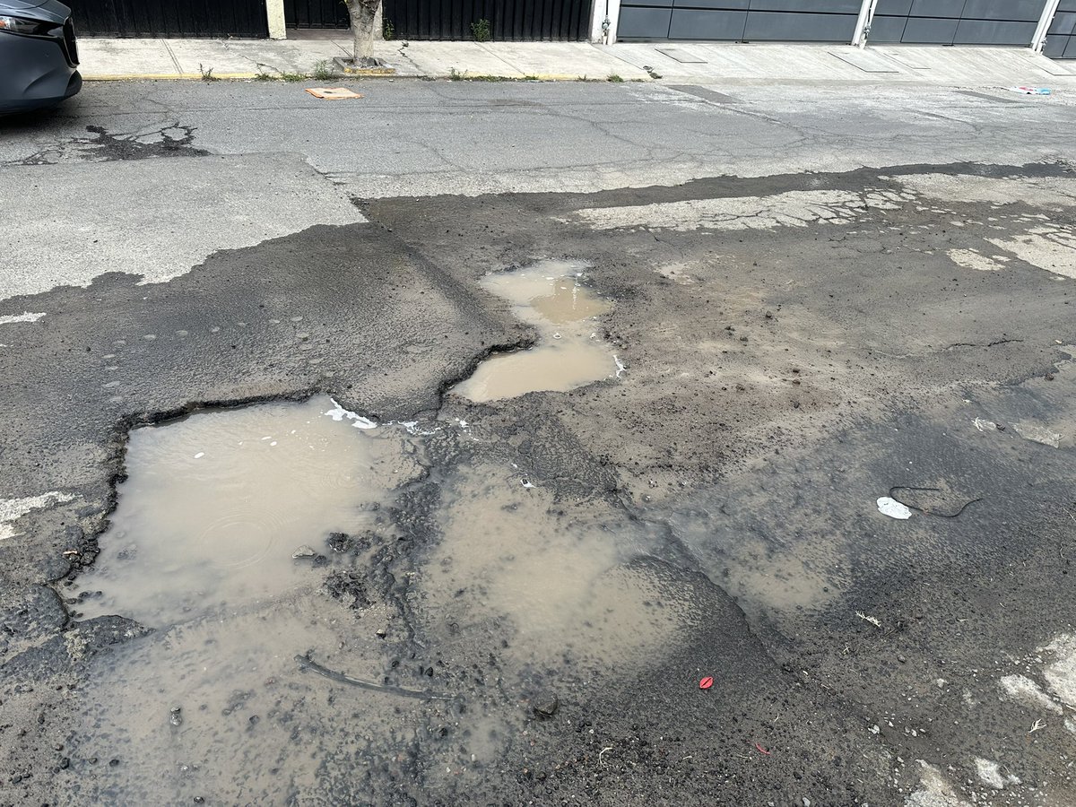 davichobarreda's tweet photo. @AguadePuebla @pepechedrauimx @armentapuebla_ Continúa la fuga de agua sobre la calle Jazmines en la colonia bugambilias @AguadePuebla @PueblaAyto https://t.co/VKI1Rl7qhN