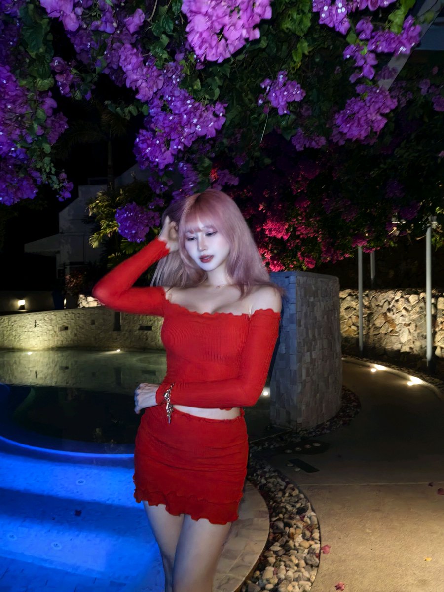 jennybellycos's tweet image. People often ask if I get tired from all my travel ✈️. Honestly, being in a new environment, a new city, meeting new people; it all energizes me! 💪✨😊

#fitpic #ootd #poolside