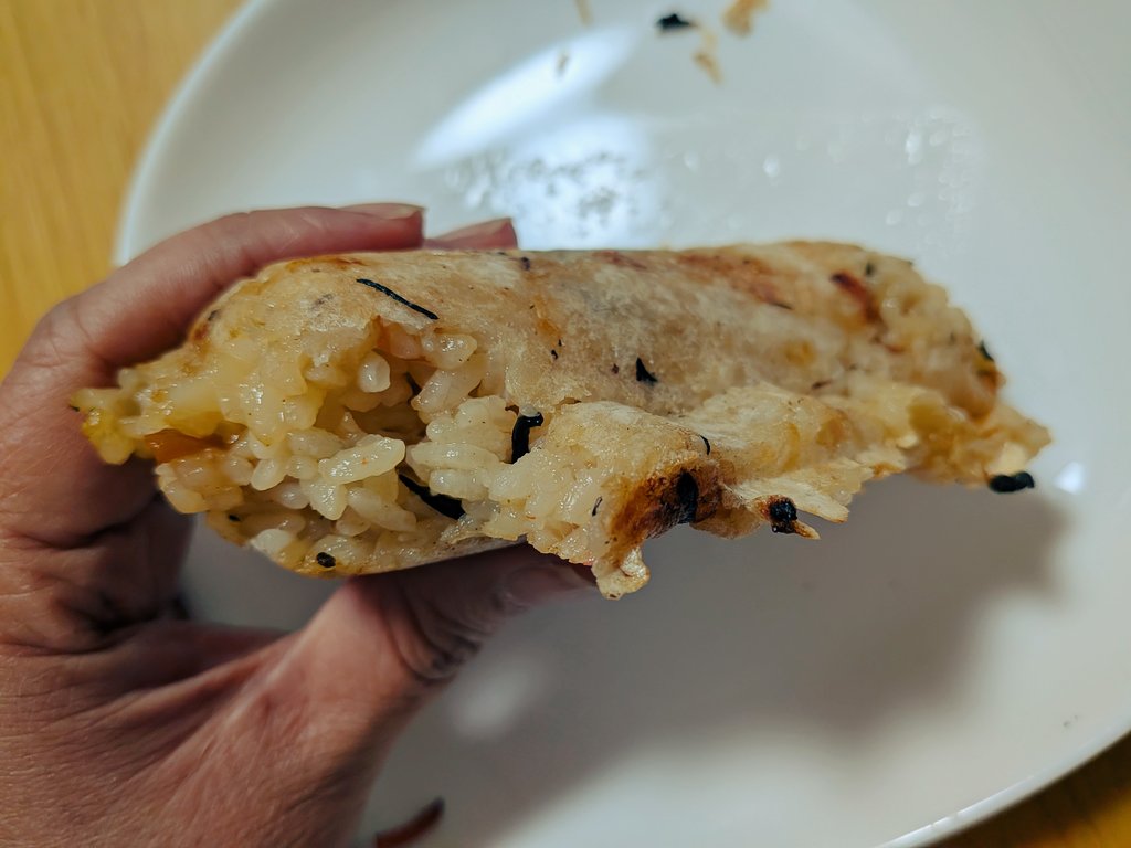 2026年4月7日　
電子レンジが無いので、冷凍ご飯は蒸すか、煮るか、焼き飯か。
今日はホットサンドメーカーで五目飯。

冷凍ご飯をそのまま火にかけて、解凍できたらそのままキュウッと挟む。

外はカリッ、中はモチッ。