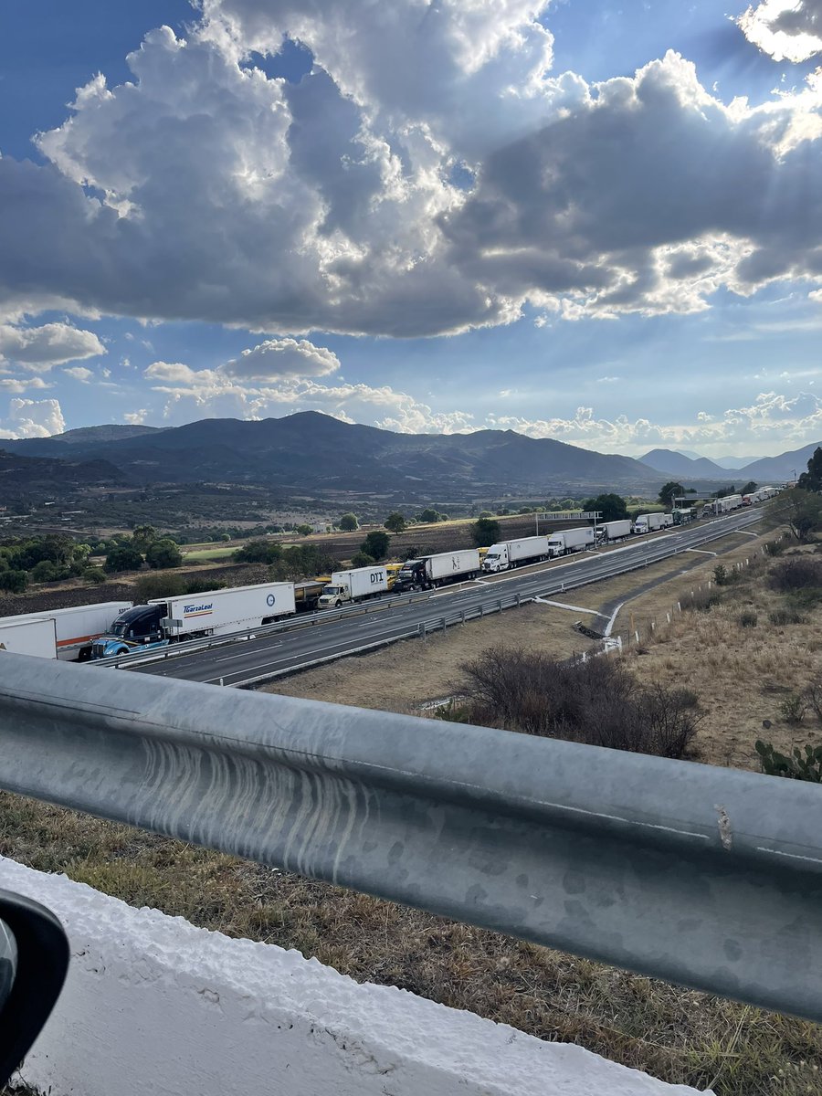 sergio_agb's tweet photo. En la carretera México Guadalajara si hay bloqueo de transportes a la altura de caseta Contepec #Megabloqueo #Carretera. https://t.co/HnfAsL1BX8