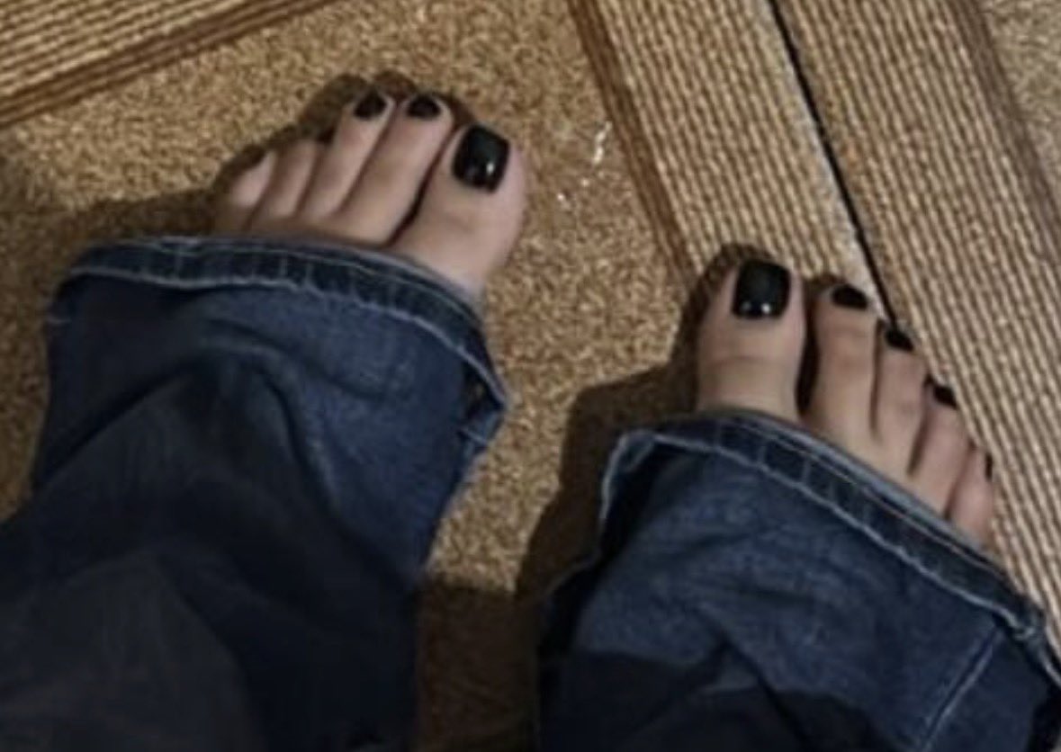 feetslim's tweet photo. Pezinho e rostinho https://t.co/fkEYqR2O6Q