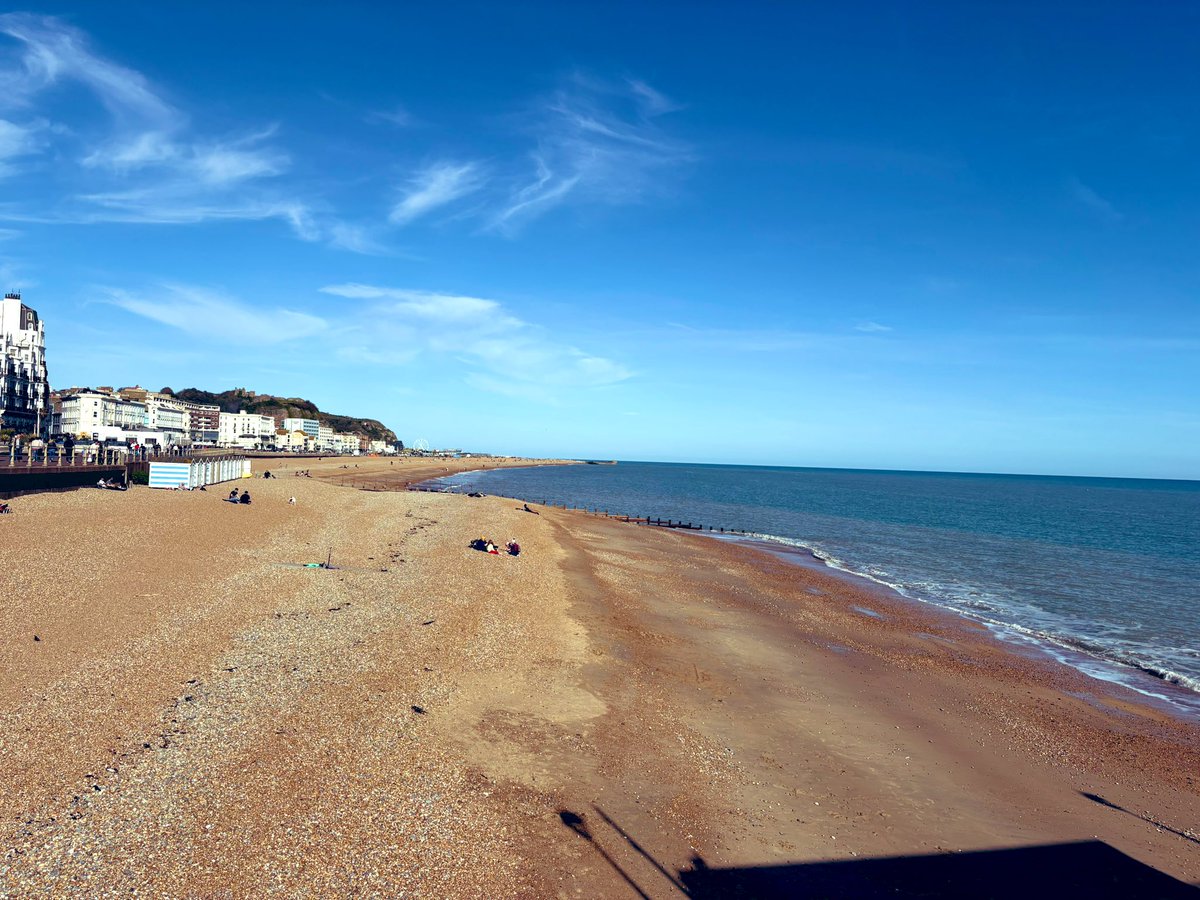 SharonMack82795's tweet image. Gorgeous day by the sea 🌞🍦🏖️🧡 #easterweekend #makingmemories #hastings