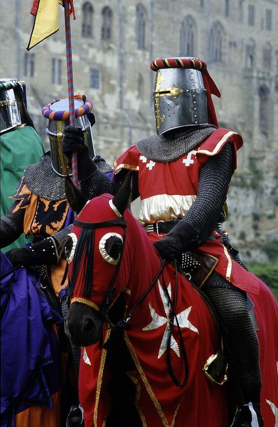 TimothyEveland's tweet photo. Another fun medieval clothing item enjoyed by both sexes at different points throughout the Middle Ages is the "burlet" (or "bourrelet" in French), a coronal roll of fabric, although if you expand these images you'll see they were commonly enjoyed in completely different ways. 😆 https://t.co/zrrdPngt7p
