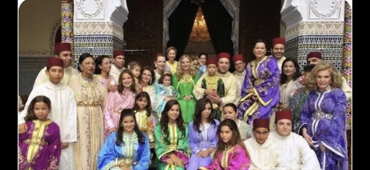 Assia233735's tweet photo. @Alger1526 Est-il possible de nous montrer une photo de toutes les femmes de la famille de un de vos présidents avec des caftans aller n’importe quel président !! C’est juste impossible !! https://t.co/cRFCqjJ1vM