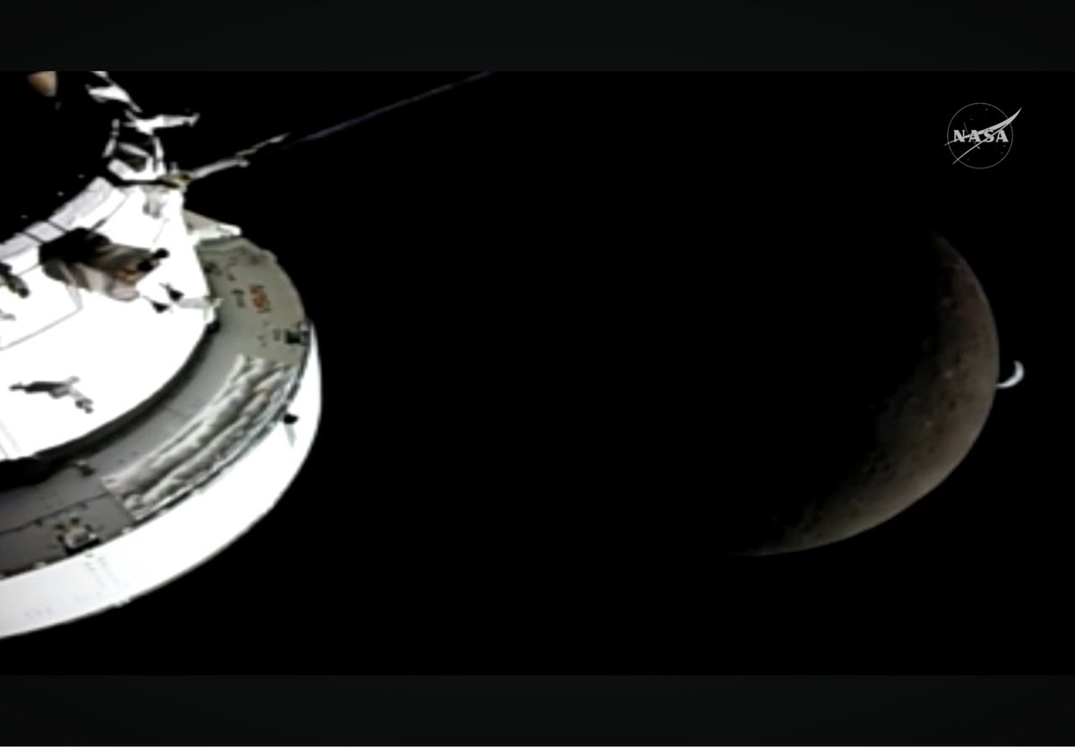 ewansauves's tweet photo. La capsule Orion. 
Un croissant de Lune. 
Un croissant de Terre.

Trois mondes, sur la même photo. 

Tout est là, quelques minutes avant que les communications soient rompues. Quel exploit. 

#ArtemisII @NASAArtemis @NASA https://t.co/xbO872oi9Q