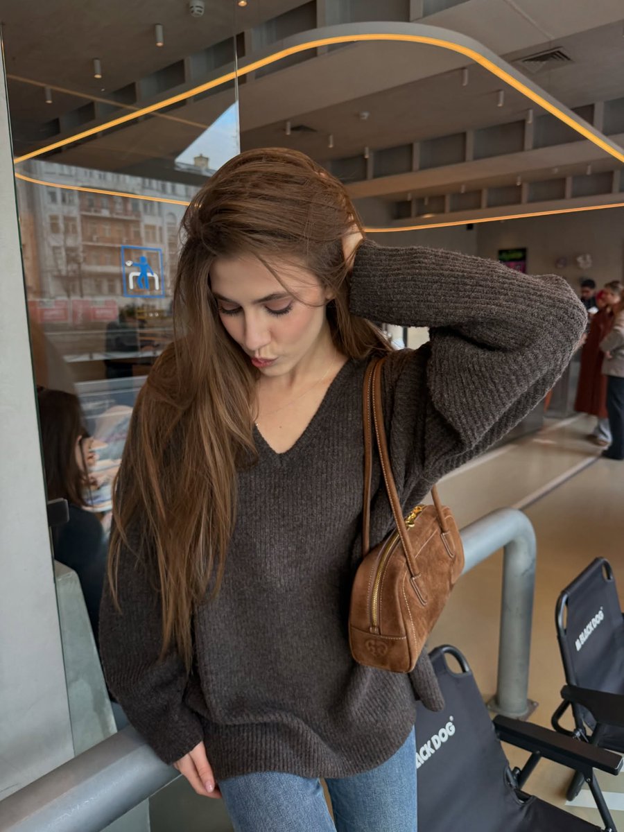 Chloe_NYkk's tweet image. This outfit isn’t over the top, but it’s exactly the kind of comfy and cute look I love. #ComfyChic #TodayStyle #FashionShare #CasualGlam