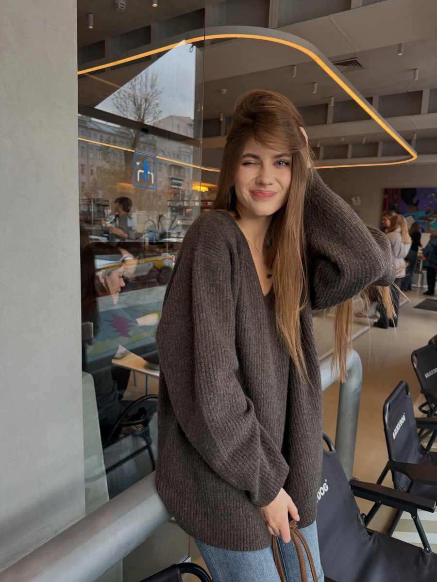 Chloe_NYkk's tweet image. This outfit isn’t over the top, but it’s exactly the kind of comfy and cute look I love. #ComfyChic #TodayStyle #FashionShare #CasualGlam