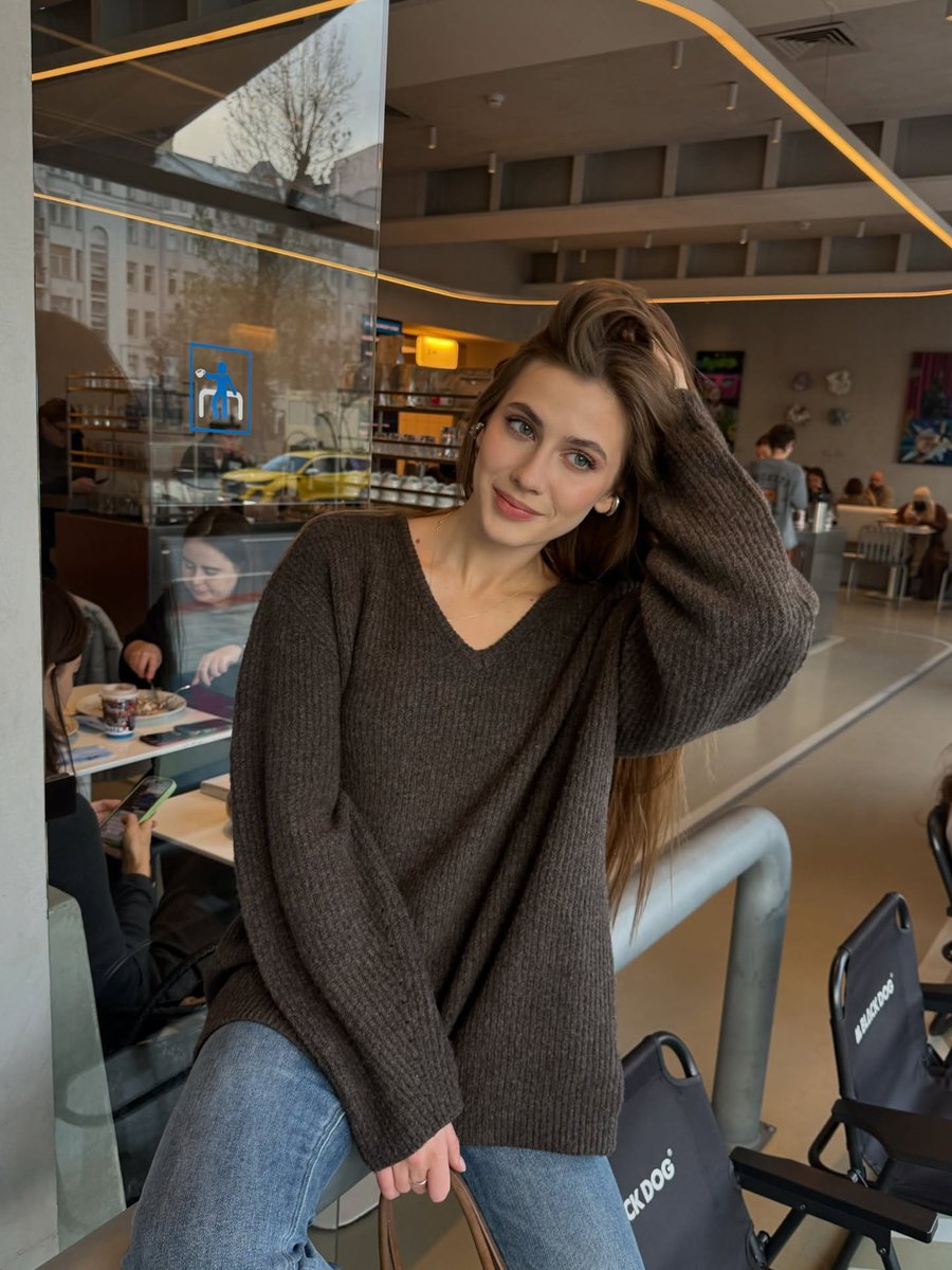 Chloe_NYkk's tweet image. This outfit isn’t over the top, but it’s exactly the kind of comfy and cute look I love. #ComfyChic #TodayStyle #FashionShare #CasualGlam