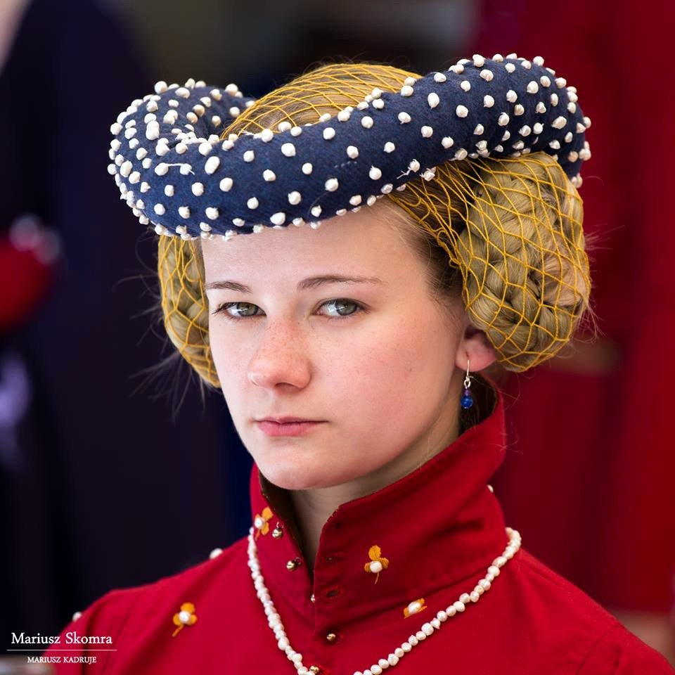 TimothyEveland's tweet photo. Another fun medieval clothing item enjoyed by both sexes at different points throughout the Middle Ages is the "burlet" (or "bourrelet" in French), a coronal roll of fabric, although if you expand these images you'll see they were commonly enjoyed in completely different ways. 😆 https://t.co/zrrdPngt7p
