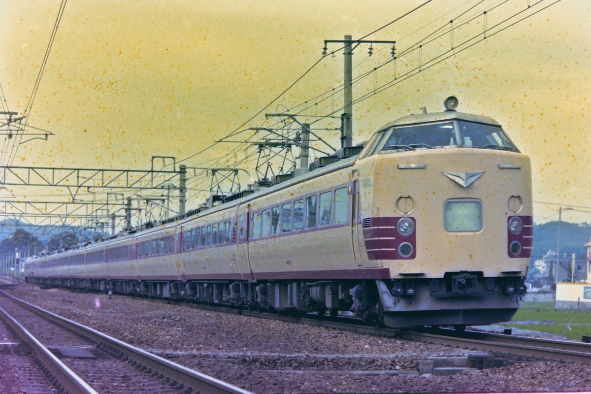 koh5861's tweet photo. 1982年6月頃　学校の帰り道で485系の転属回送を撮影しています。東北新幹線開業で余ったヤツを九州に持って行ってますね。当時の鉄道ファン誌に「電車の引っ越し大作戦」的な特集があったと思います。個人的には頭の二つ目1500番台は好きでした。 https://t.co/X0DkUcl20r