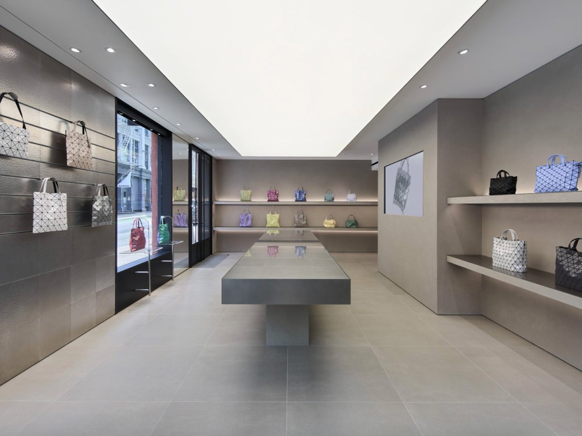 endetail_llc's tweet image. What happens when a store is designed around movement, geometry, and change?

At the Bao Bao Issey Miyake store in SoHo, this idea takes physical form.
Learn more at wwd.com/fashion-news/f….

Photos via pausemag.co.uk.

#fixturedesign #storedesign #retaildesign