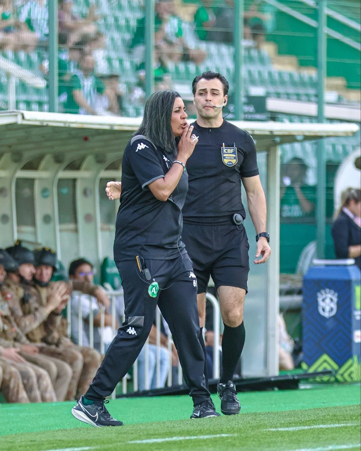 👏🇧🇷 Nívia de Lima se convirtió en la PRIMERA MUJER en llegar a entrenar en el Brasileirão masculino:

En la jornada de ayer fue AT en el cuerpo técnico de Chapecoense en el empate 1-1 ante Vitória, en el inicio del interinato del DT Gilmar del Pozzo.

Fue jugadora de futsal y ya