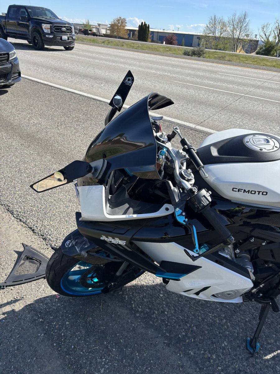 wspd3pio's tweet image. This collision occurred today on WB I182 near mp8 (Pasco).  The roadway is open and the rider was transported with non life threatening injuries to a local hospital. It’s important to always stay alert and maintain a safe following distance.#Collision #Pasco #looktwicesavealife