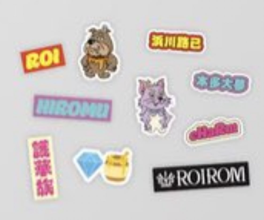 ロイのスマホの背面(改訂)は ROIとHIROMUとcHaRmの3つを入れてるのかな