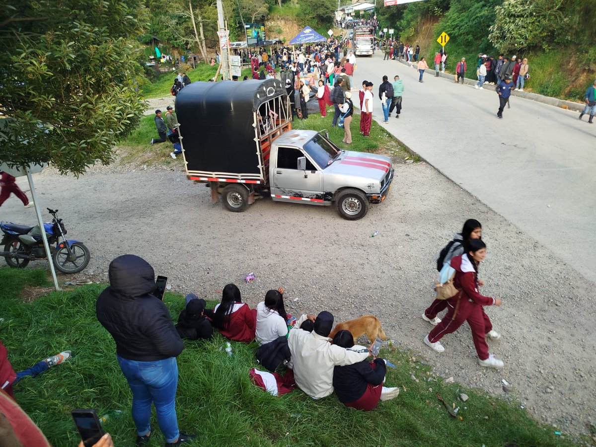radiolibertad3's tweet photo. Se reabrió la vía Transversal El Libertador Totoró–Inzá tras finalizar la mesa técnica este 6 de abril de 2026, con participación de autoridades departamentales, municipales y la comunidad educativa de la Institución Francisco José de Caldas. https://t.co/yBhEyarnPf