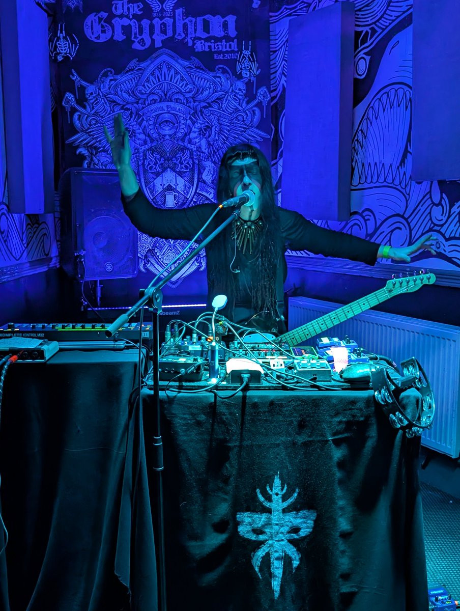 threetimesafool's tweet photo. And of course the night would not have been complete without a phenomenal rendition of Travellers (just hearing the opening notes of that song is always enough to put a big smile on my face!)

#lilirefrain #nagalite #thegryphon https://t.co/AkyuwSlwgs