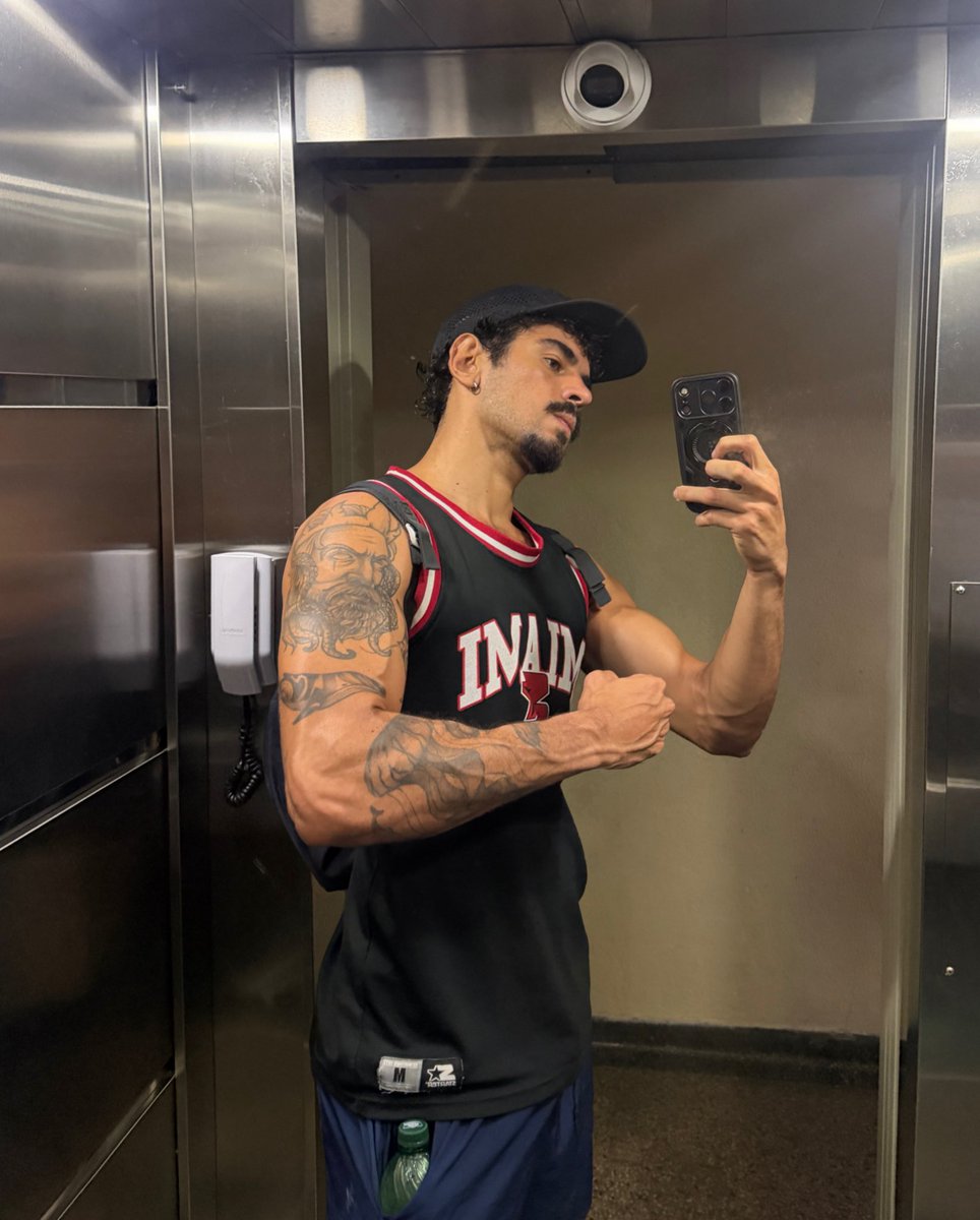 Oi boa noite hoje treinei pra poder dar uns murros no peito de um homem peludo