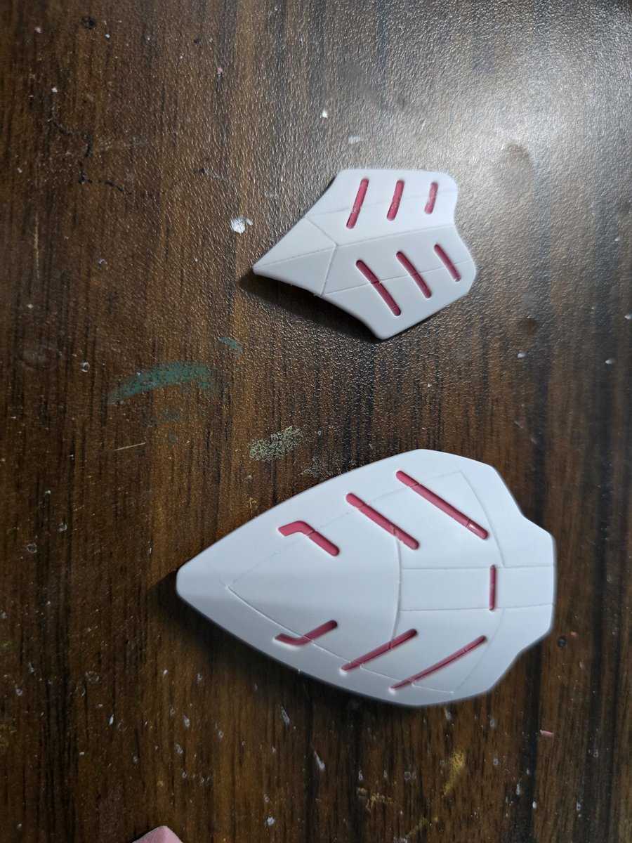 体調壊してなかなか製作時間がとれない…スジ彫り難しすぎる…
#ガンプラ製作中