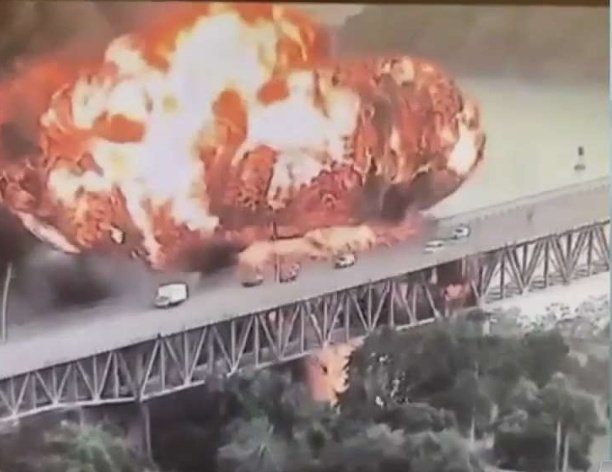 lucycordoba's tweet photo. Las personas que pasaron justo en el instante de la explosión y salieron ilesos, deben estar doblando rodillas dándoles gracias a Dios por brindarles una segunda oportunidad. Dios es misericordioso. https://t.co/xQjCf92I1A