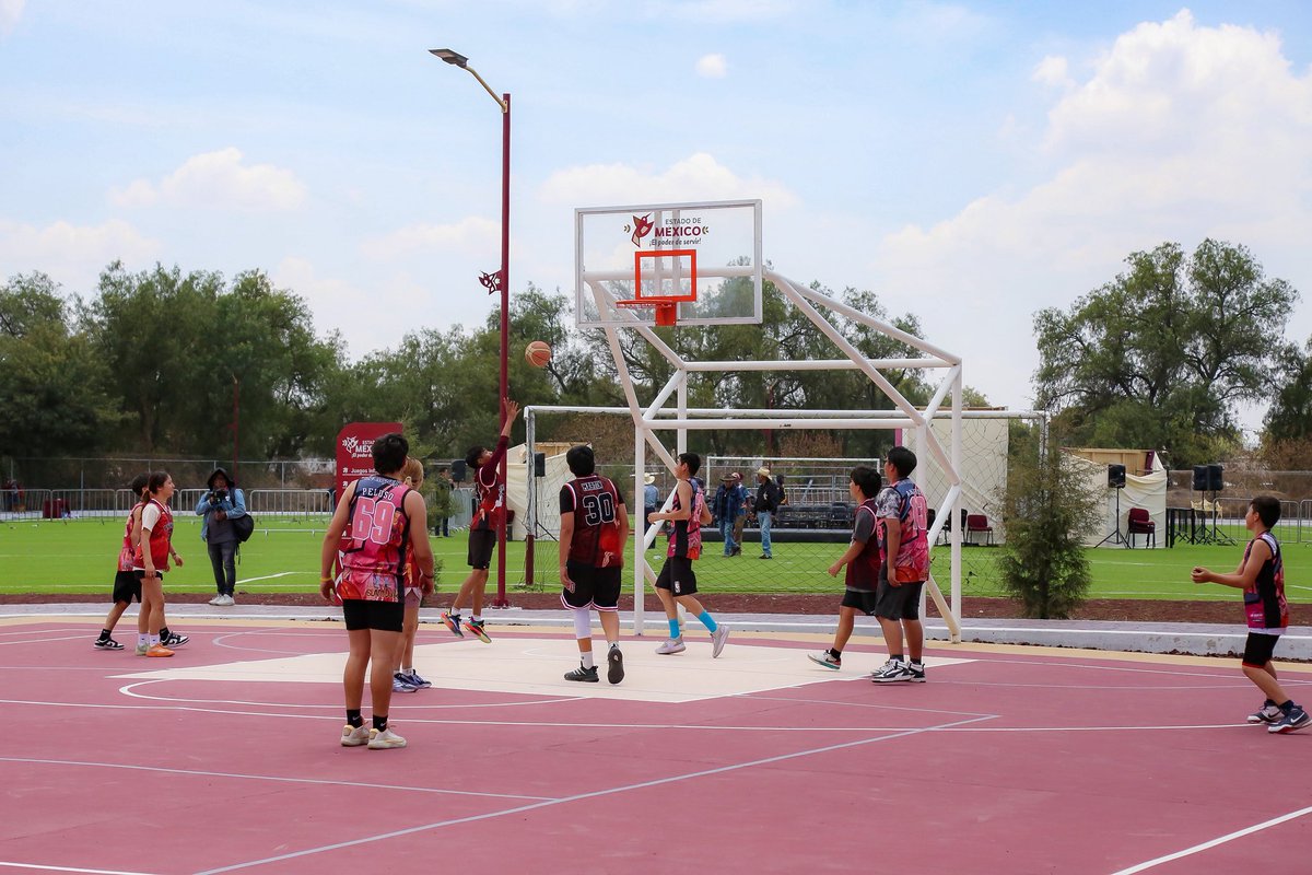 🤩 La Gobernadora <a href="/delfinagomeza/">Delfina Gómez A.</a> inauguró la Construcción de la Unidad Deportiva Atlatongo, en #Teotihuacán, evento al que asistió nuestro Secretario Miguel Ángel Hernández Espejel.