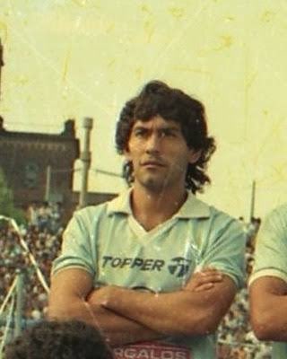 dybalis7a's tweet photo. A la vuelta del horror, Luis tuvo que jugar el partido más difícil de su vida contra los fantasmas de la guerra. El fútbol fue su único escudo para no caer en el pozo donde quedaron tantos compañeros. El potrero lo mantuvo de pie cuando todo se derrumbaba. ⚔️⚽️ https://t.co/oDT6AlcvXH