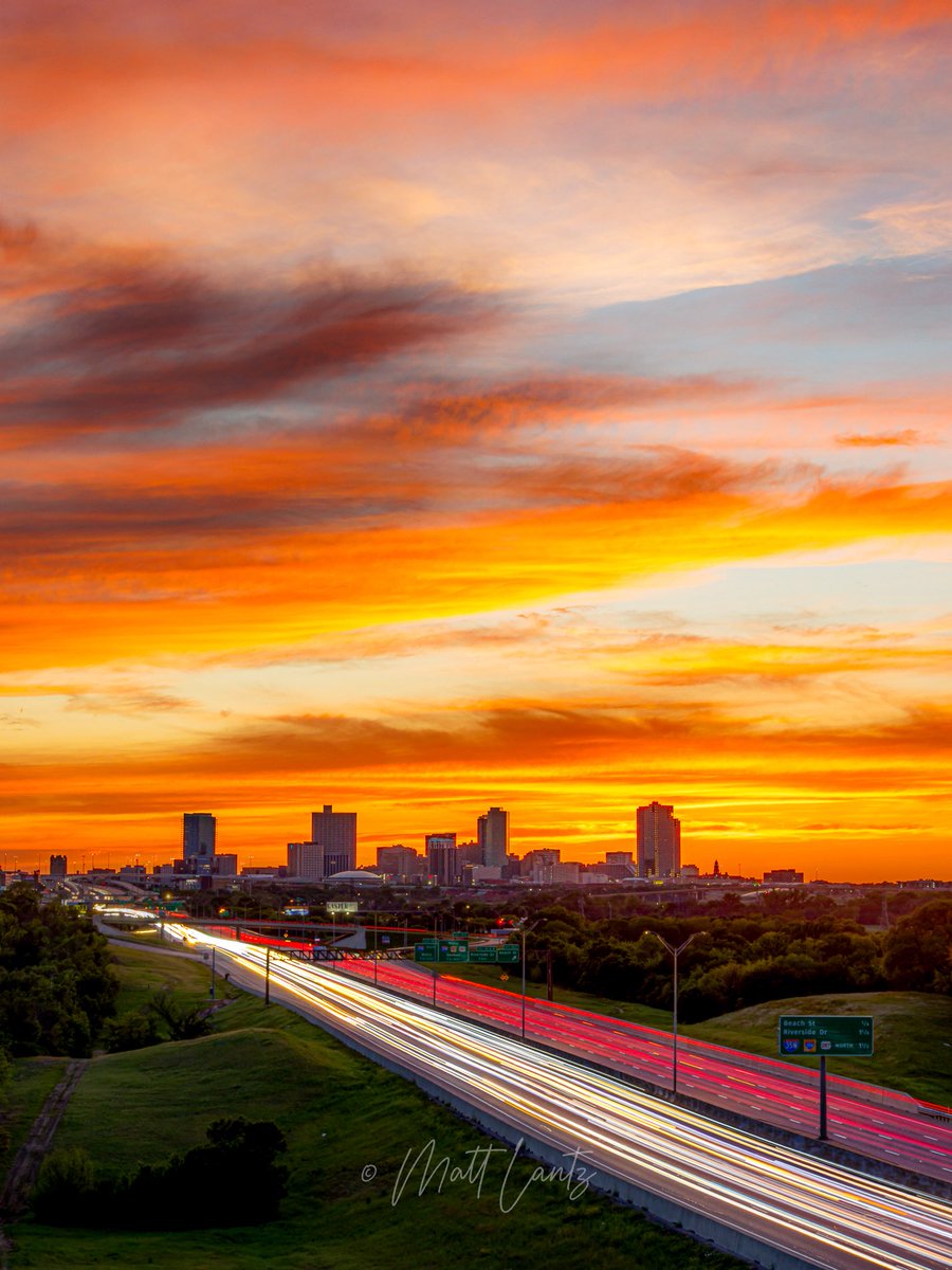 mattlantz's tweet image. Yesterday evening’s Easter Sunday sunset in Fort Worth. 🤩

#FortWorth #Texas #dfwwx #txwx