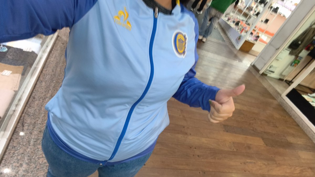 Perdi está campera nueva con etiqueta por la calle España  a la vuelta del instituto IESERH , si alguna le encuentra que me avise por favor