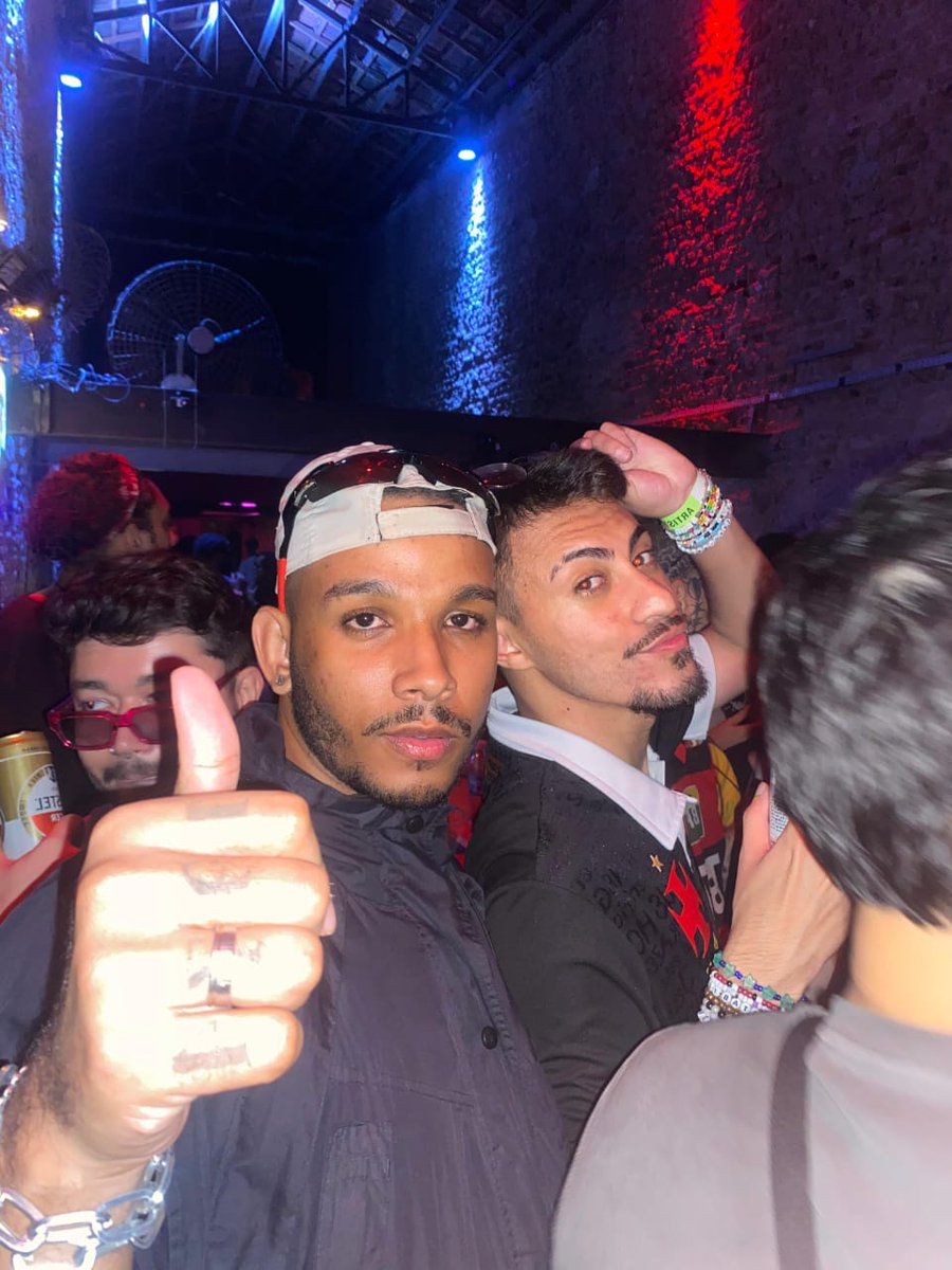 menino alto de trança tweet media