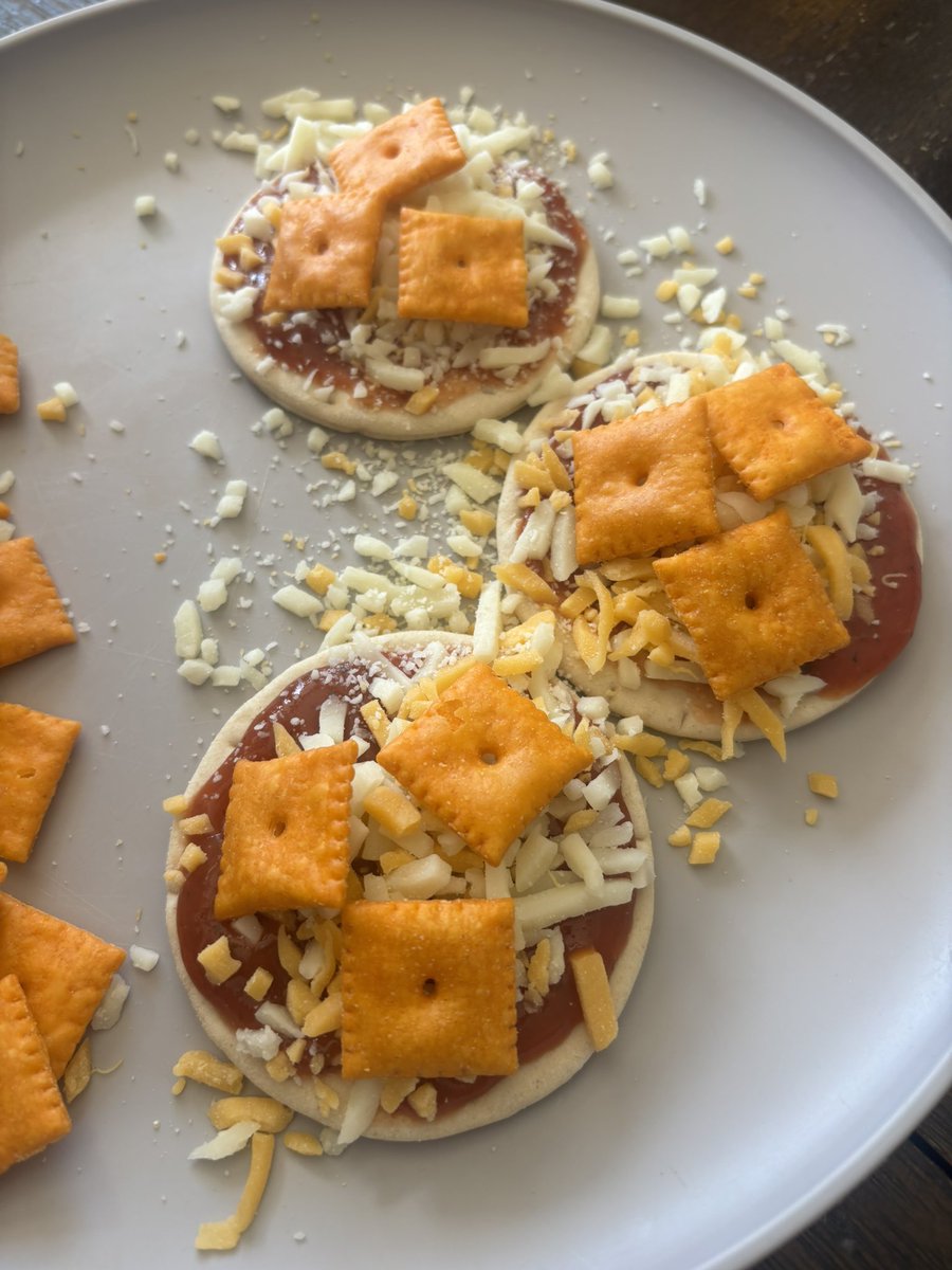 EatinErni tweet media