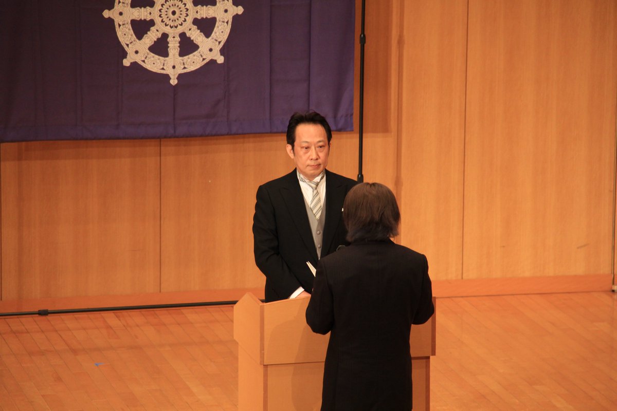 meion1965_info's tweet photo. 4月2日に挙行された「2026年度 名古屋音楽大学 入学認定式」の清水皇樹 学長式辞の全文です。
-------------------
新入生の皆さん、入学おめでとうございます。

昨年度、名古屋音楽大学は創立60周年を終え、また新たな第一歩となる令和8年度は学部生104名、大学院生21名の可能性溢れる皆さんを迎えることに大きな喜びを感じております。

名古屋音楽大学の建学の精神は浄土真宗の教えを基にした「同朋和敬」です。

分かりやすく言えば「共なるいのちを生きる」を理念としています。

お互いの違いを認め、敬い、共に学び共に成長する姿勢を尊重する、そんな人間教育を本学では行っています。

皆さんがこれまで努力してきたそれぞれの専門分野、専攻とするものを更にこの名古屋音楽大学で磨いて深めて欲しいと思います。

音楽といっても実に多種多様です。本学では17のコースに分かれており、皆さんはこの17のコースのどこかに所属しています。

自分の専攻を極めながらも是非、他のコースの仲間達とも交流を深め、友情を育み、音楽でのコラボレーションを試みてください。

お互いに目指している音楽の分野は違っていても、それを理解することによって、尊敬の念が生まれ、互いに敬う姿勢は深まるものと考えます。

本学では、非常に沢山の演奏会が開催されるのもこの「めいおん」の魅力の一つです。

大学主催の演奏会には出来る限り足を運んで、仲間の演奏を是非聴いてください。

特に自分の専攻以外の演奏会も聴いて欲しいと思います。

音楽とはこんなにも素晴らしく、また知らなかった新しい魅力があるのだ、ときっと感動することが多々あると思います。

それは自分の演奏や研究の糧にもなり、表現を深めることに繋がります。

そしてお互いにコラボレーションをすることに意欲が湧くかもしれません。何か新しい音楽の可能性がまた広がったら素晴らしいと思いませんか。

これは正しく、お互いの違いを認め、尊重し、音楽を通して共に成長することに繋がります。

これが名古屋音楽大学の目指す教育目的でもあります。

世界共通語である音楽を志す皆さんは、常に世界情勢にも目を向けて関心をを持って欲しいと思います。

ロシア、ウクライナの紛争、イスラエル、アメリカ、イランの紛争等、果たして皆さんは世界で起こっているこのいろんな事象について何か意見を持っていますか。

私はピアノを専攻していますが、西洋音楽史の授業も担当しています。

ドイツ生まれのベートーヴェンはフランス革命の真っ只中に生きた作曲家でした。傑作の一つである交響曲第９番、最終楽章でベートーヴェンはシラーの詩である「歓びの歌」を合唱で歌い上げました。

彼は世の中にどんなメッセージ伝えたかったのでしょうか。

また、ポーランドの作曲家でありピアノの詩人といわれたショパン。当時のポーランドは現在のウクライナと同じような境遇にあり、戦禍を逃れパリに移り住む中、祖国ポーランドを思い続けました。有名な「革命」と呼ばれるエチュード。この作品は彼の祖国に対するどんな苦しい想いが込められているのでしょうか。

その背景も知らずに私達はその偉大な作曲家達の作品を表現することは到底出来ません。

そして、その作曲家達の当時の心境に想いを寄せ、共感する心、魂が必要です。

この大学で学ぶ中で、自分の考え、想いを「自分だけの音、響き」として語れる、そんな音楽家を目指して必死に努力してください。

私達教職員はそんな貴方達が充実して学べるように全力でサポートします
皆さんの名古屋音楽大学への入学を心から歓迎します。

共に音楽を通してオーケストラのように豊かに響き合いましょう。

入学おめでとう。

令和８年４月2日
名古屋音楽大学学長　清水皇樹

#名古屋音楽大学　＃めいおん　＃入学式
