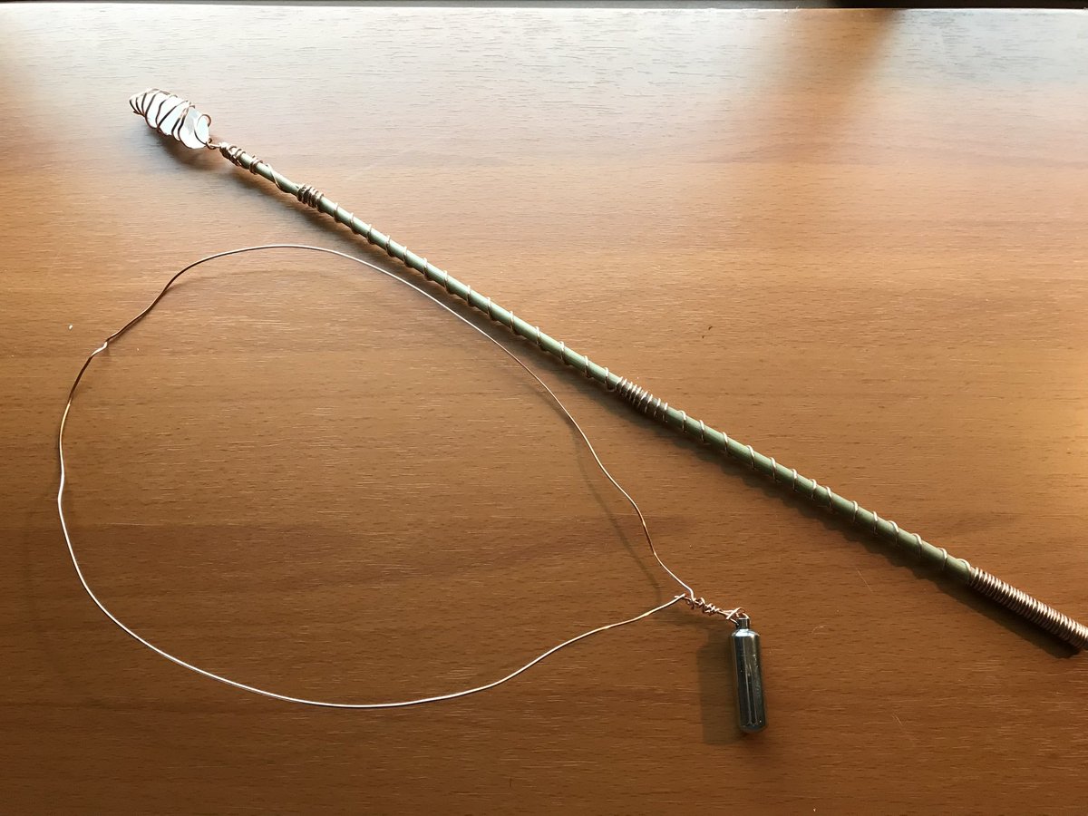 CMCペンダントの金属チェーンが重かったので銅線で作ったらとっても良かった。

そして手持ち杖用の銅棒を作成。庭にはエレクトロカルチャーの銅棒を五本くらい挿して運用しています。

#CMC
#エレクトロカルチャー
#電気農法