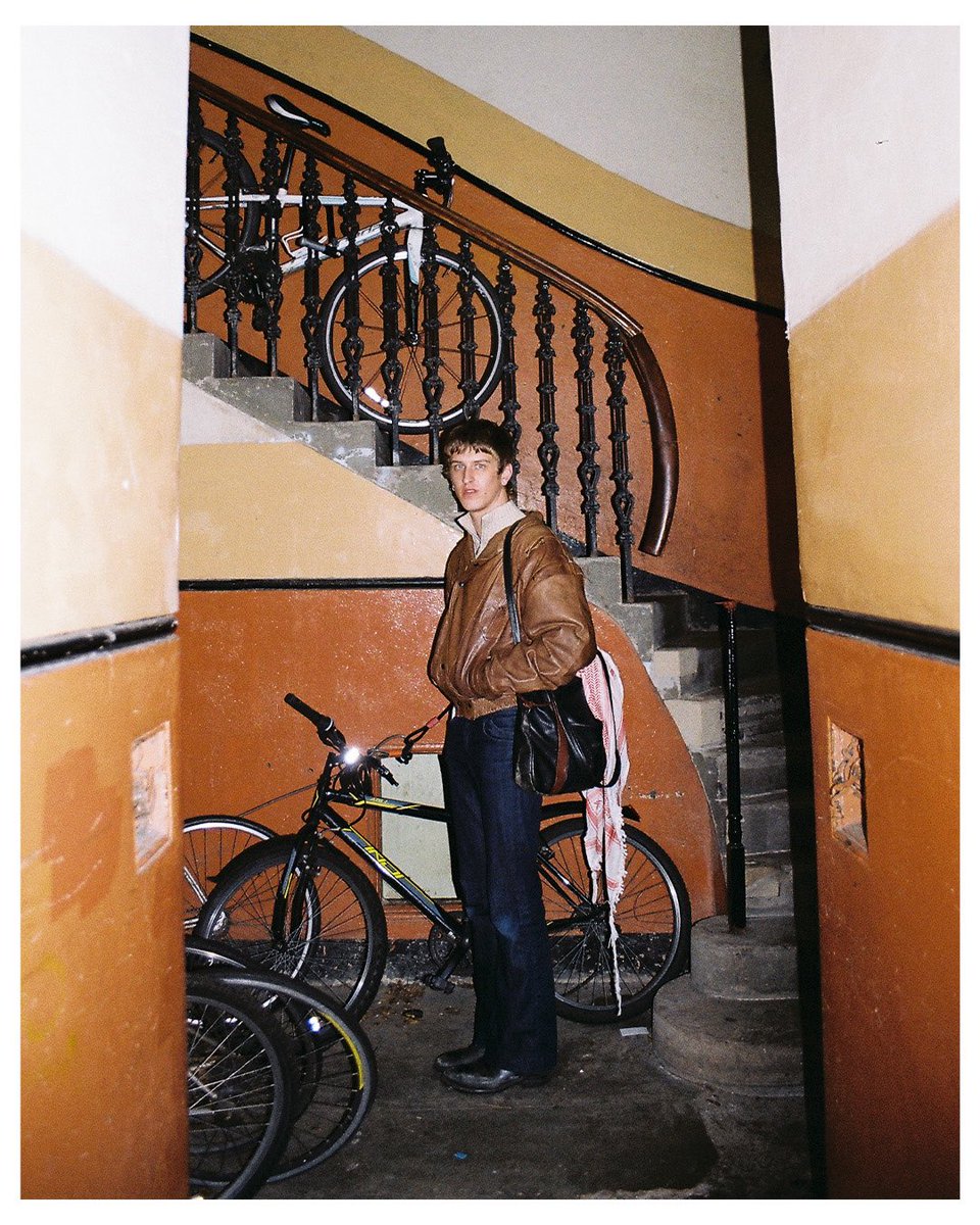 willscamera's tweet photo. me in my friends staircase 🌟 https://t.co/HU0q7F49CI