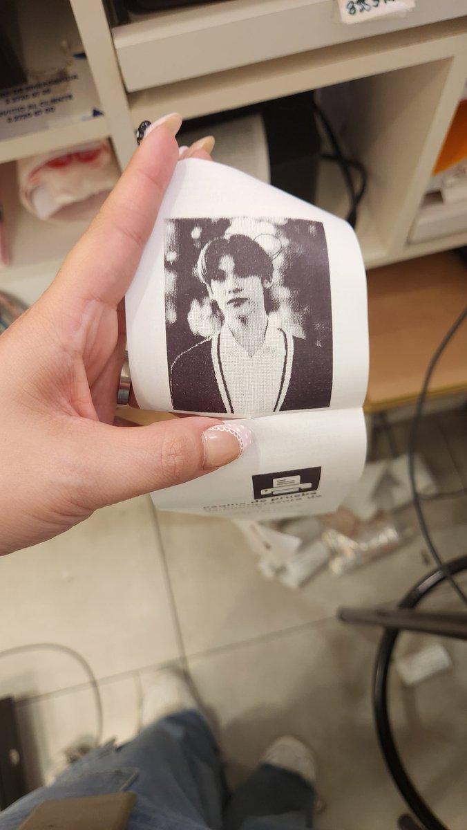 constanza tweet media