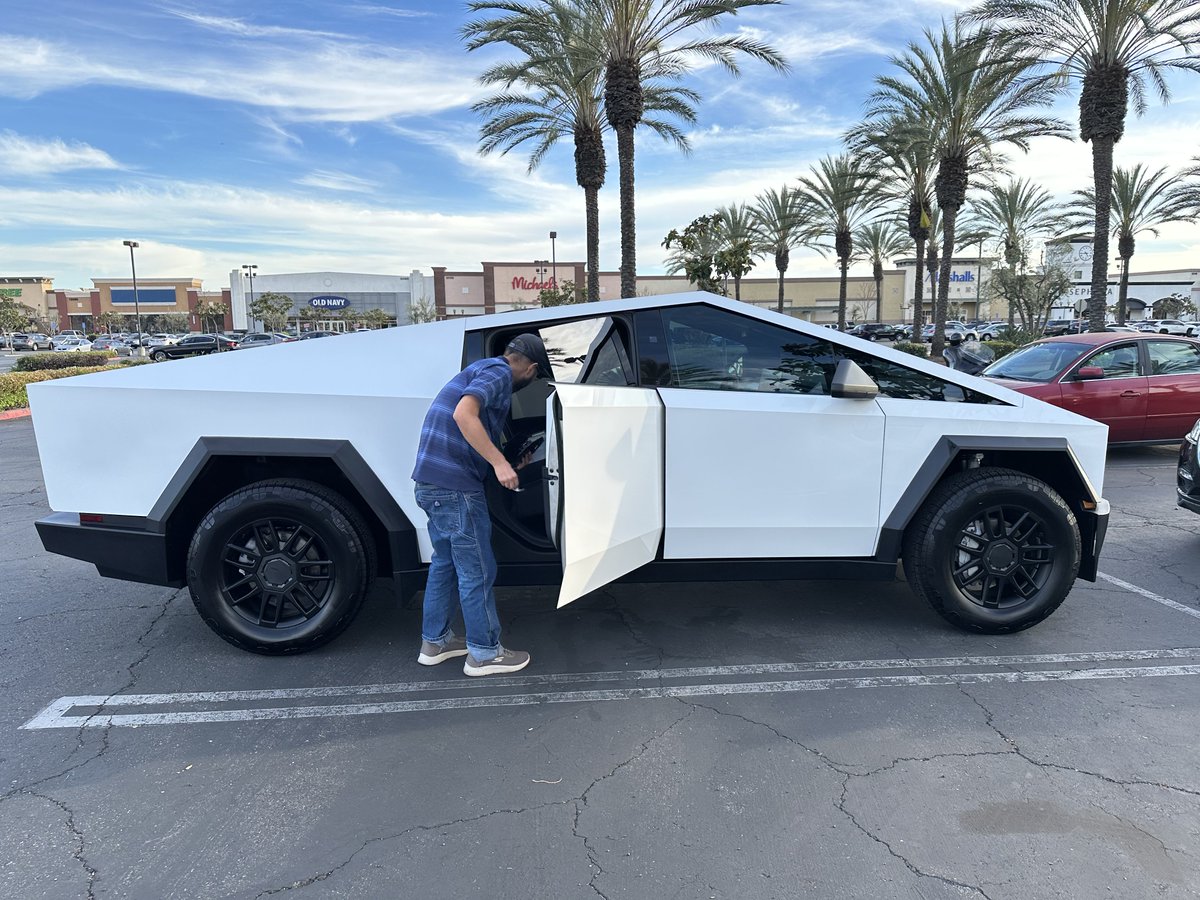 Reg_RAG's tweet photo. My new #Tesla #cybertruck with #FSD is amazing.  Very happy. https://t.co/mwrJuSmnn3