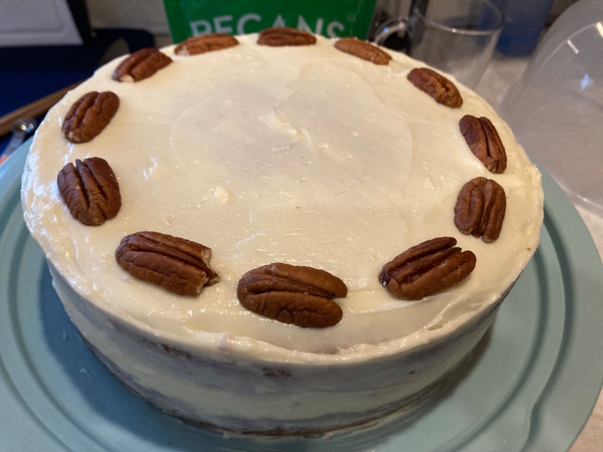 chocochocoteddy's tweet image. イースターはハミングバードケーキ🍰来年も家族全員で集まれるといいな　#ケーキ #eastergifts #SweetTreats