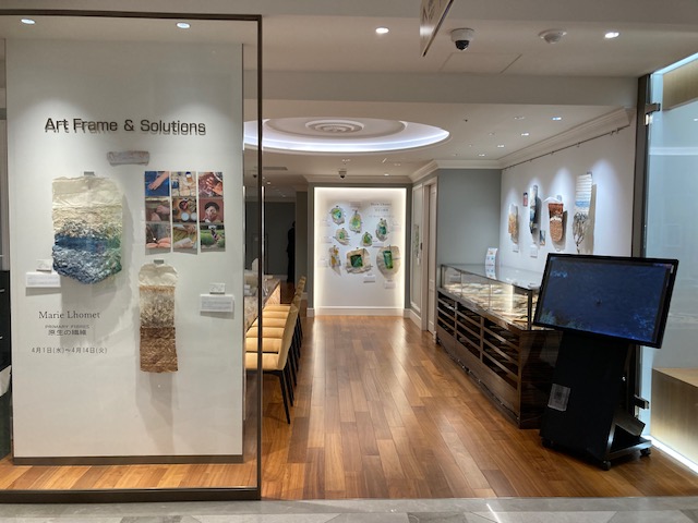 ApjShop's tweet photo. マリー・ロメット作品展
〜原生の繊維〜

日本橋三越本店　本館6階
アートフレーム&amp;ソリューションズにて開催中！

会期：4/1(水)〜4/14(火)
最終日は17時閉場
作家来場サイン会
4/11(土) 12時半〜14時
サイン会までに作品をお買い上げのお客様に
直筆サインの色紙をプレゼントいたします。 https://t.co/HUxltpb3QV