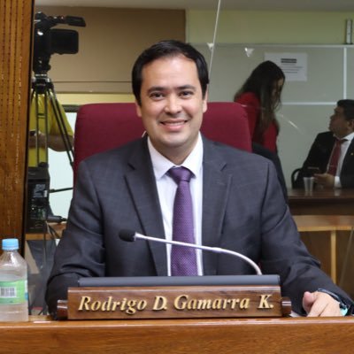 Entre este carruaje de Villa Elisa <a href="/rodrigamarrak/">Rodrigo Gamarra</a> y Chaqueñito, no hay diferencia. Vamos a ver qué resultados va a sacar en la próxima elecciones Municipales en Villa Elisa.
#PerdidaDeInvestiduraYa
