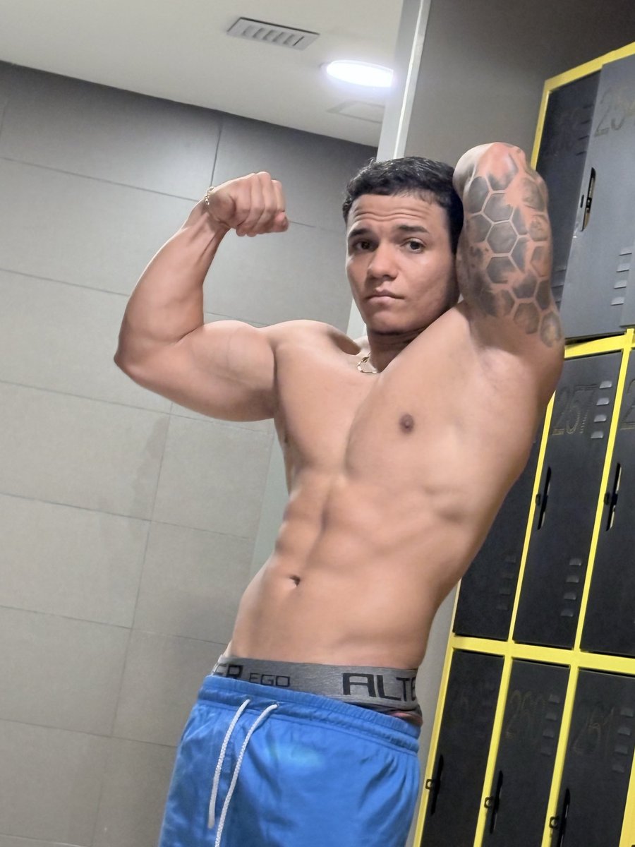 Moras_24's tweet photo. Llegó tu amor 💙 🍆🫵 más grande y alto en proteína 🤪 https://t.co/pN8FK7uoQh