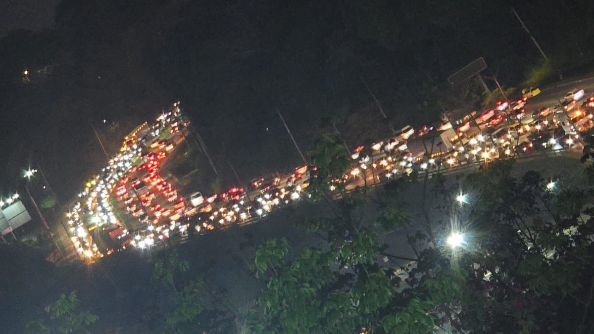 Tráfico congestionado en la Vía Centenario cerca al Rod Carew en ambos sentidos.