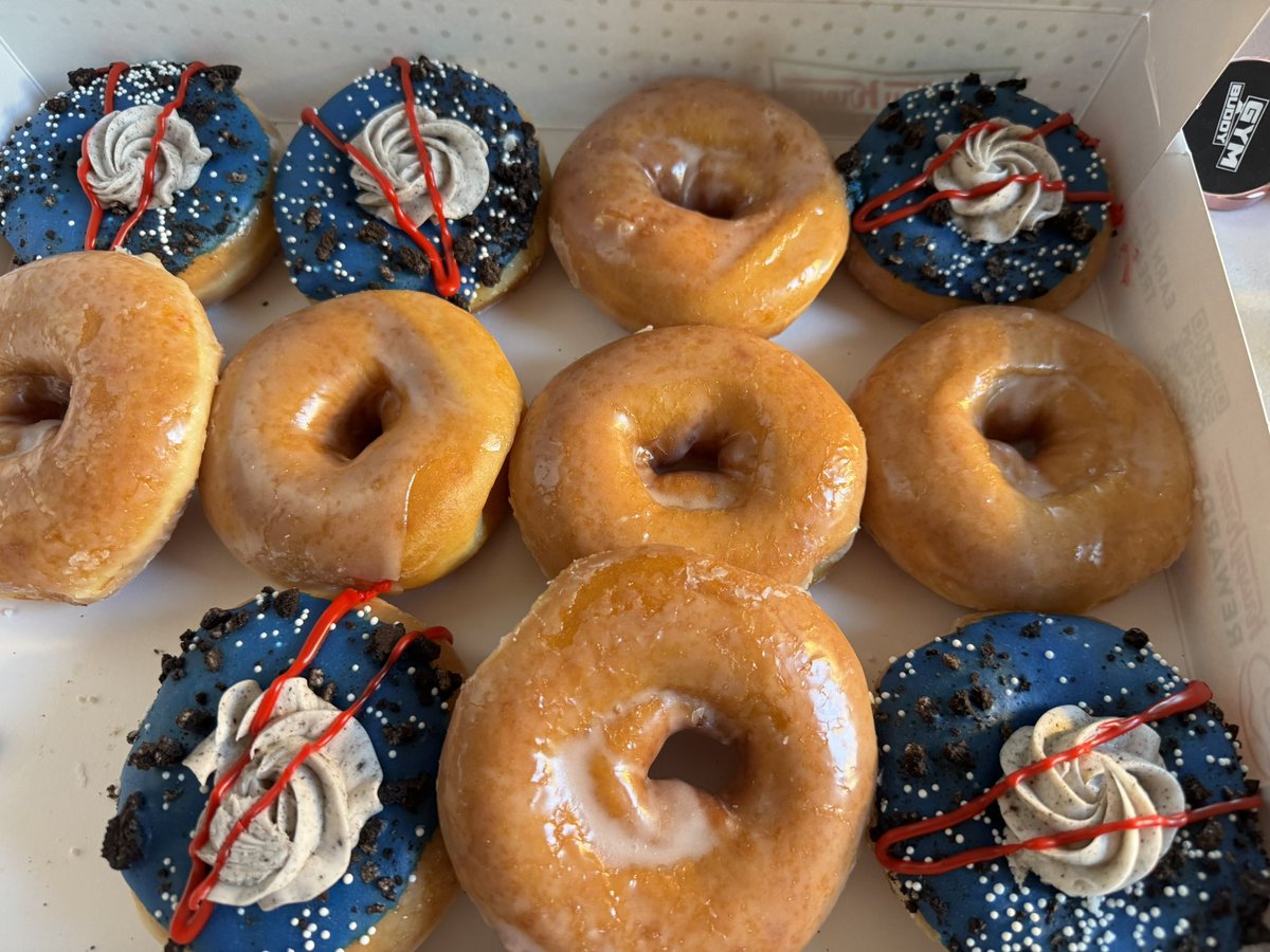 JonathanRedman's tweet photo. Celebrating the lunar flyby with a dozen Artemis donuts! #KrispyKreme https://t.co/DvxyoVhLbB