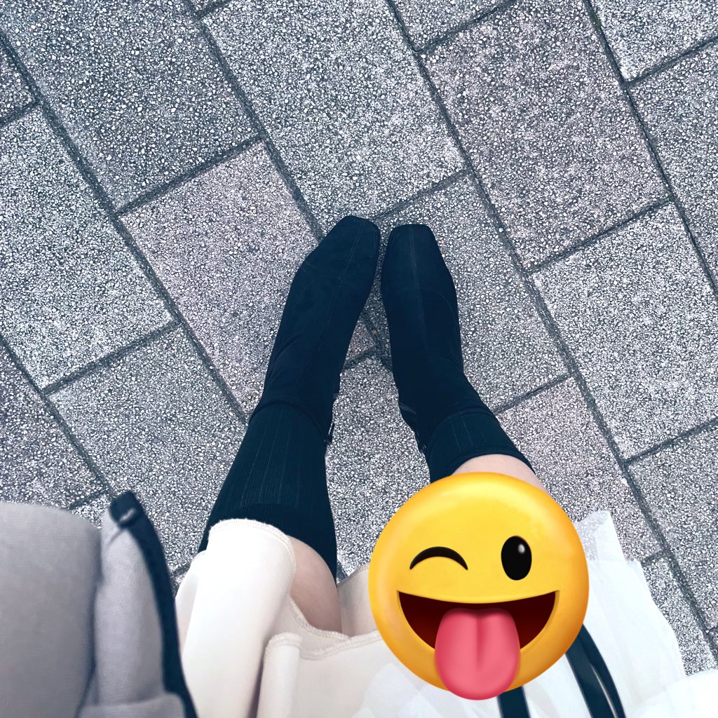 8282mnmn's tweet photo. ちょっとわかりにくいけど、ショートブーツ始めました🙆‍♀️
ハイソックス履いてるのはロングスカートで隠してる😝笑 https://t.co/fwCtdnCG1L